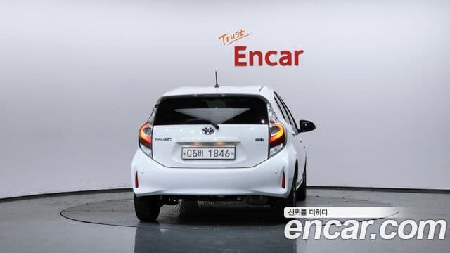 Toyota Prius C 2018 — Şəkil 4/33