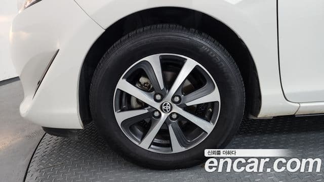 Toyota Prius C 2018 — Şəkil 7/33