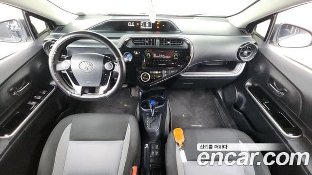Toyota Prius C 2018 — Şəkil 28/33
