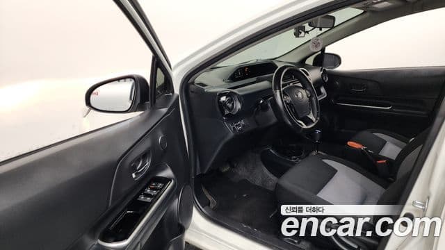 Toyota Prius C 2018 — Şəkil 15/33