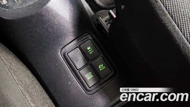 Toyota Prius C 2018 — Şəkil 32/33