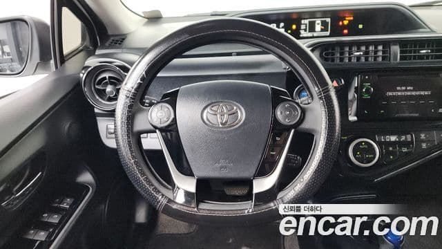 Toyota Prius C 2018 — Şəkil 26/33