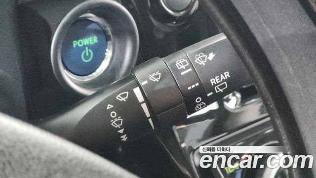 Toyota Prius C 2018 — Şəkil 33/33
