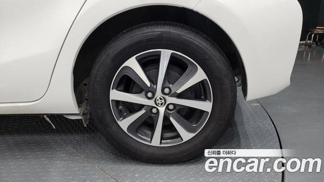 Toyota Prius C 2018 — Şəkil 2/33