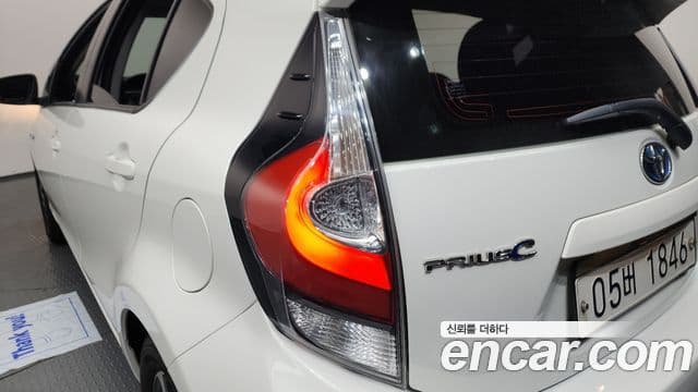 Toyota Prius C 2018 — Şəkil 27/33