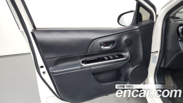 Toyota Prius C 2018 — Şəkil 30/33