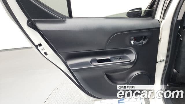 Toyota Prius C 2018 — Şəkil 10/33