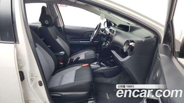Toyota Prius C 2018 — Şəkil 31/33