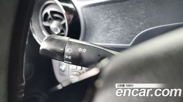 Toyota Prius C 2018 — Şəkil 9/33