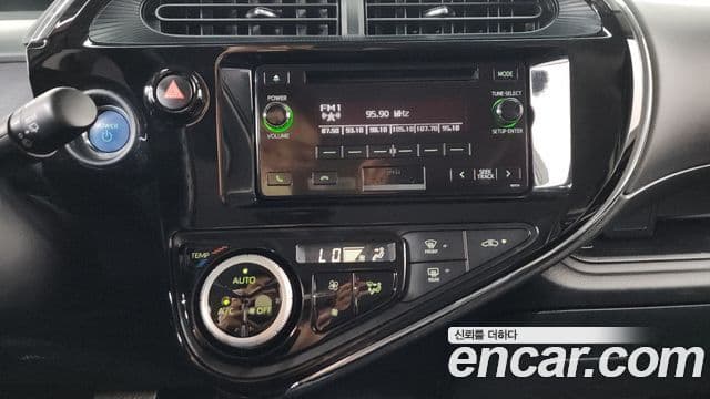 Toyota Prius C 2018 — Şəkil 16/33