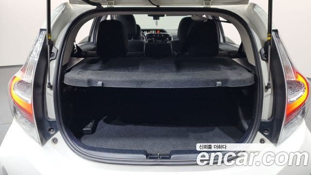 Toyota Prius C 2018 — Şəkil 17/33