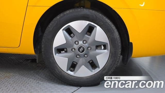 Hyundai Staria 2023 — ფოტო 10/33