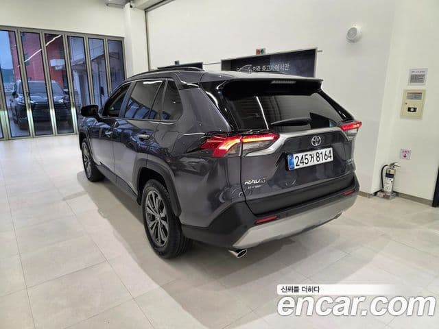 Toyota RAV4 2025 — Фото 1/15