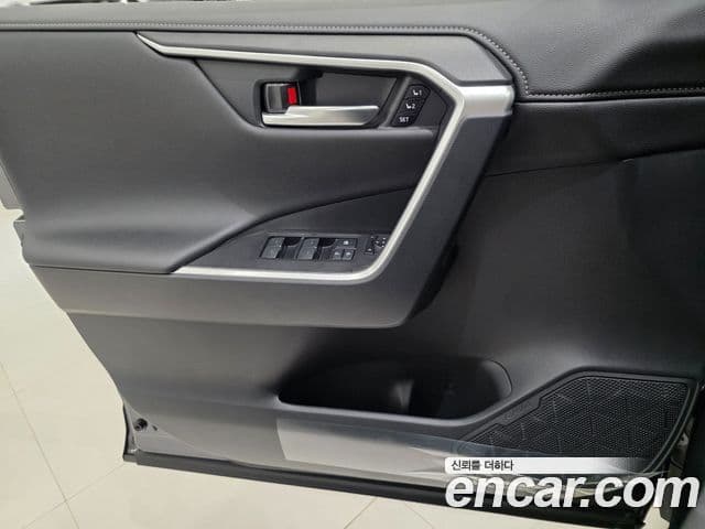 Toyota RAV4 2025 — Фото 12/15