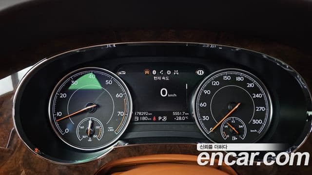 Bentley Bentayga 2018 — ფოტო 8/20