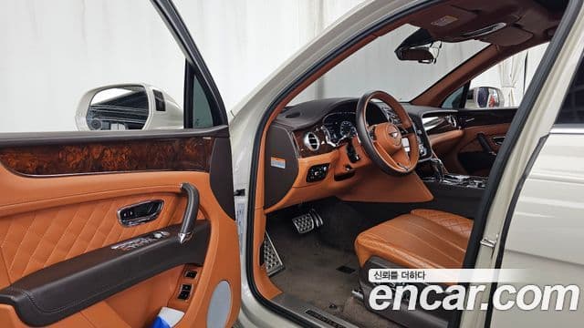 Bentley Bentayga 2018 — фото 10 из 20