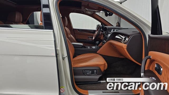 Bentley Bentayga 2018 — фото 11 из 20