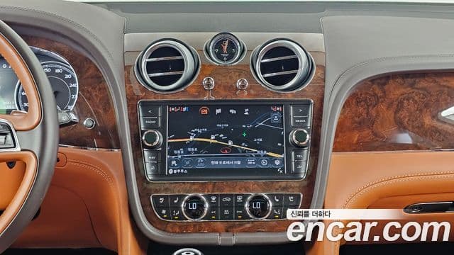 Bentley Bentayga 2018 — ფოტო 14/20