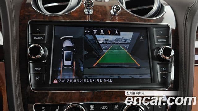 Bentley Bentayga 2018 — ფოტო 15/20