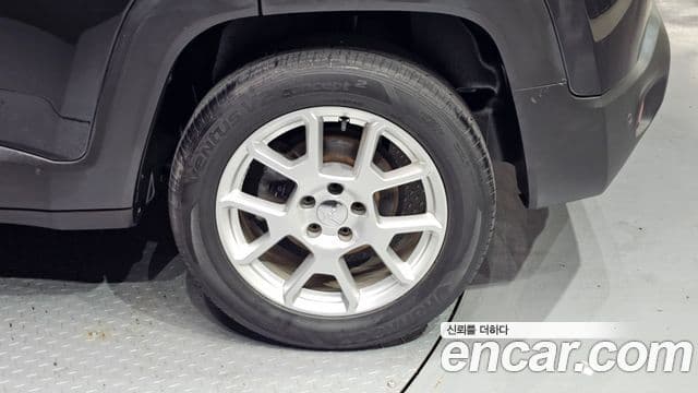 Jeep Renegade 2021 — Photo 28/30