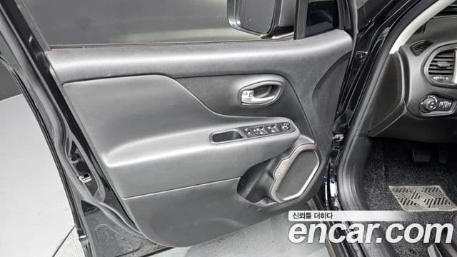 Jeep Renegade 2021 — Photo 25/30