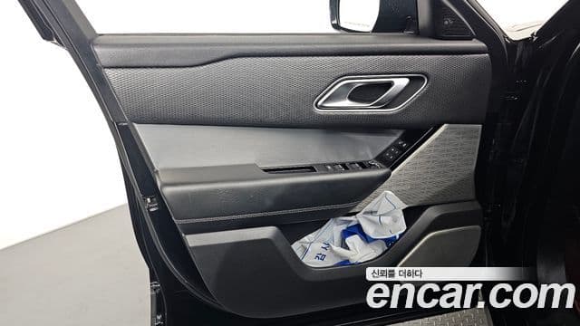Land Rover Range Rover Velar 2018 — ფოტო 15/33