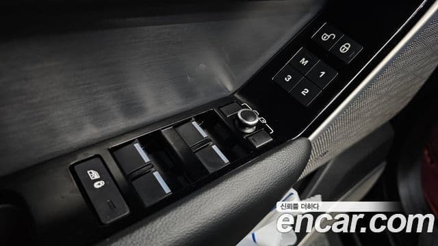 Land Rover Range Rover Velar 2018 — ფოტო 24/33