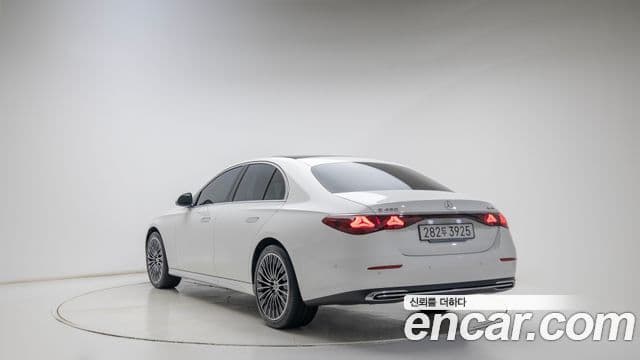 Mercedes-Benz E-Class 2025 — Photo 1/19