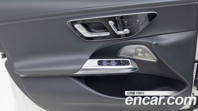 Mercedes-Benz E-Class 2025 — Photo 10/19