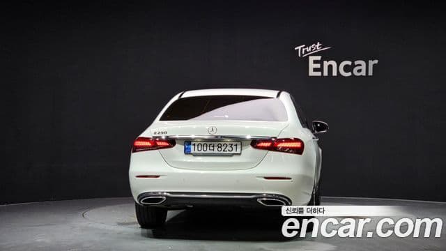 Mercedes-Benz E-Class 2023 — ფოტო 4/20