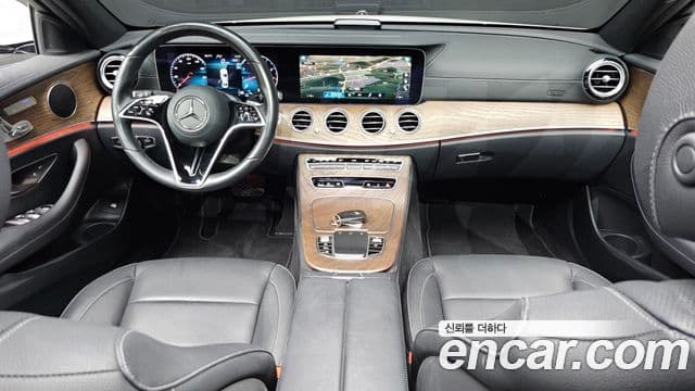 Mercedes-Benz E-Class 2023 — ფოტო 7/20