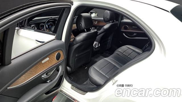 Mercedes-Benz E-Class 2023 — ფოტო 11/20
