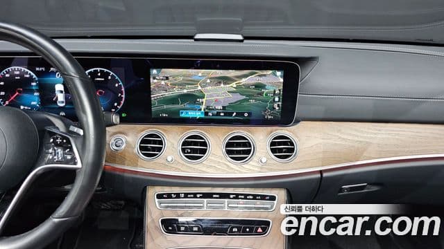 Mercedes-Benz E-Class 2023 — ფოტო 13/20