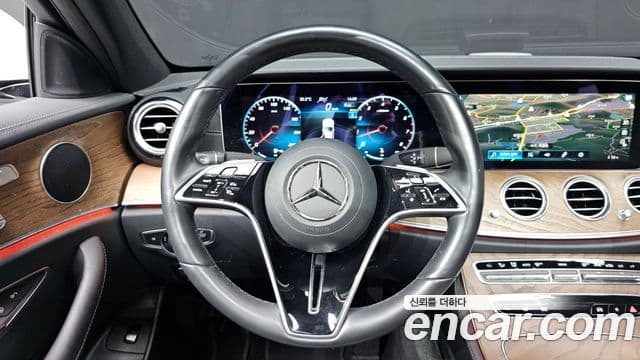 Mercedes-Benz E-Class 2023 — ფოტო 14/20