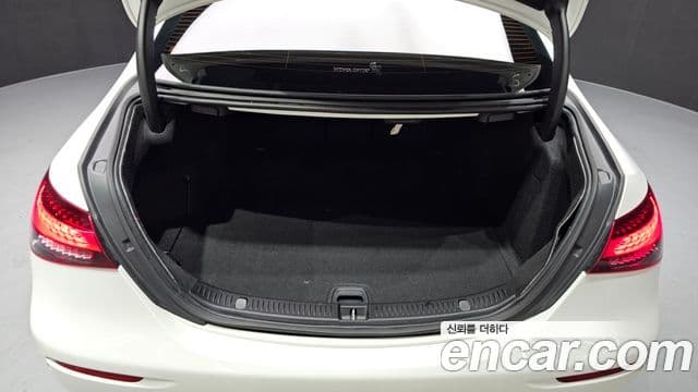 Mercedes-Benz E-Class 2023 — ფოტო 17/20