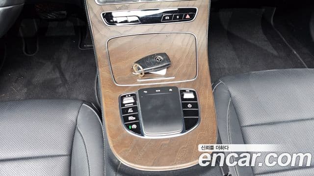 Mercedes-Benz E-Class 2023 — ფოტო 18/20