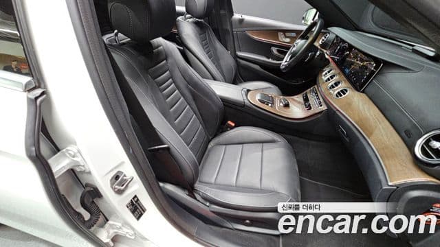 Mercedes-Benz E-Class 2023 — ფოტო 19/20