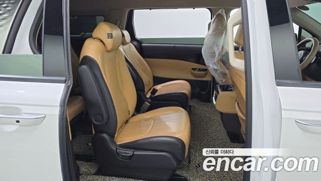 Kia Carnival 2021 — фото 11 из 20