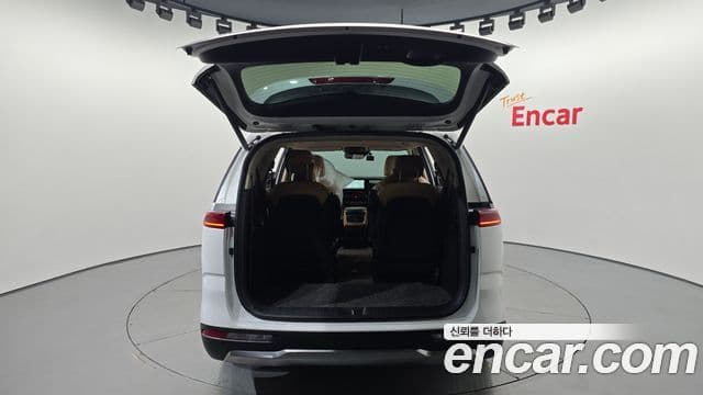 Kia Carnival 2021 — фото 18 из 20