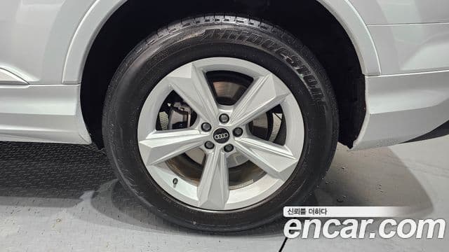 Audi Q7 2021 — ფოტო 22/30