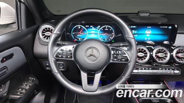 Mercedes-Benz GLB-Class 2021 — ფოტო 15/20