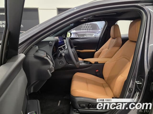 Lexus UX300h 2025 — фото 8 из 15