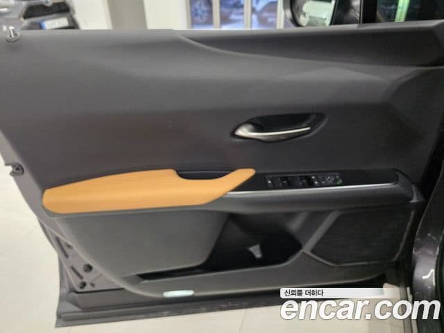 Lexus UX300h 2025 — Photo 10/15