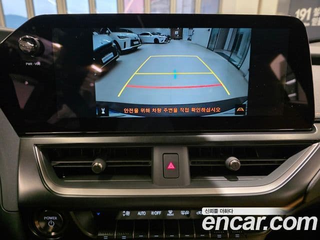 Lexus UX300h 2025 — ფოტო 14/15