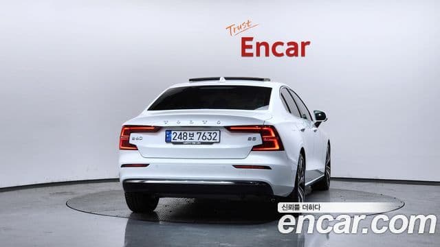Volvo S60 2023 — ფოტო 4/20