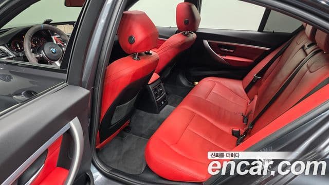 BMW 3 Series 2018 — фото 12 из 20