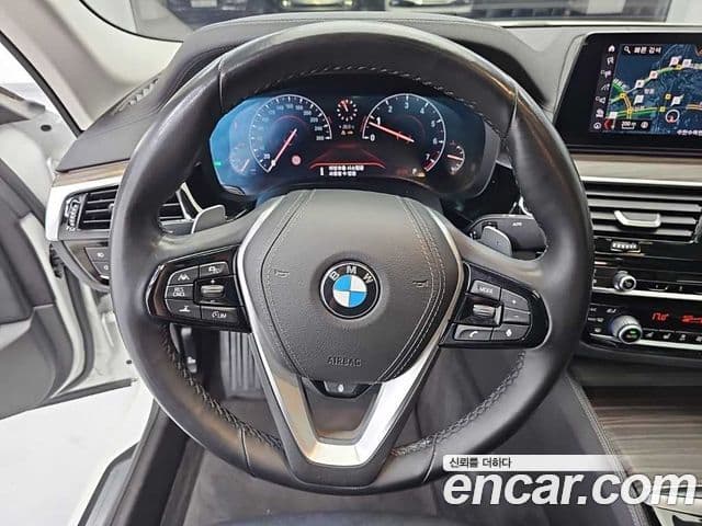 BMW 5 Series 2019 — фото 8 из 19