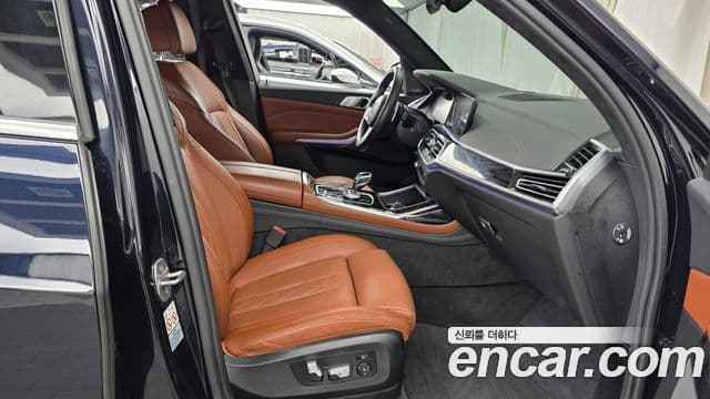 BMW X7 2020 — Photo 31/33
