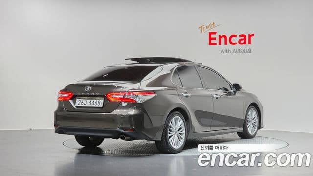 Toyota Camry 2019 — Фото 2/20