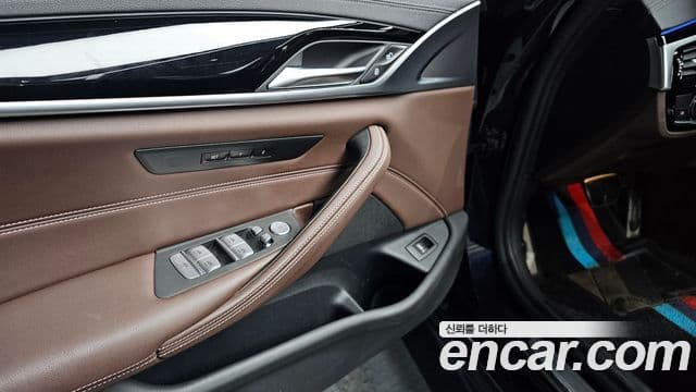 BMW 5 Series 2021 — ფოტო 29/31